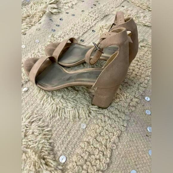 Beautiful neutral tan low heels.  Size 11 M.  In great condition! - Picture 1 of 1